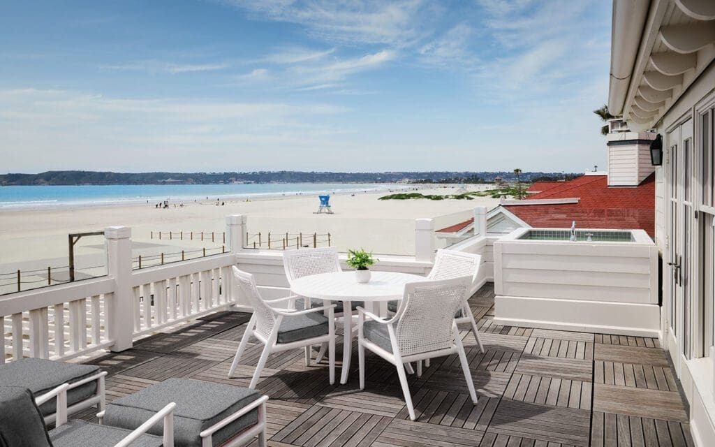 Oceanfront Cottage Horizon Suite Balcony with Tub